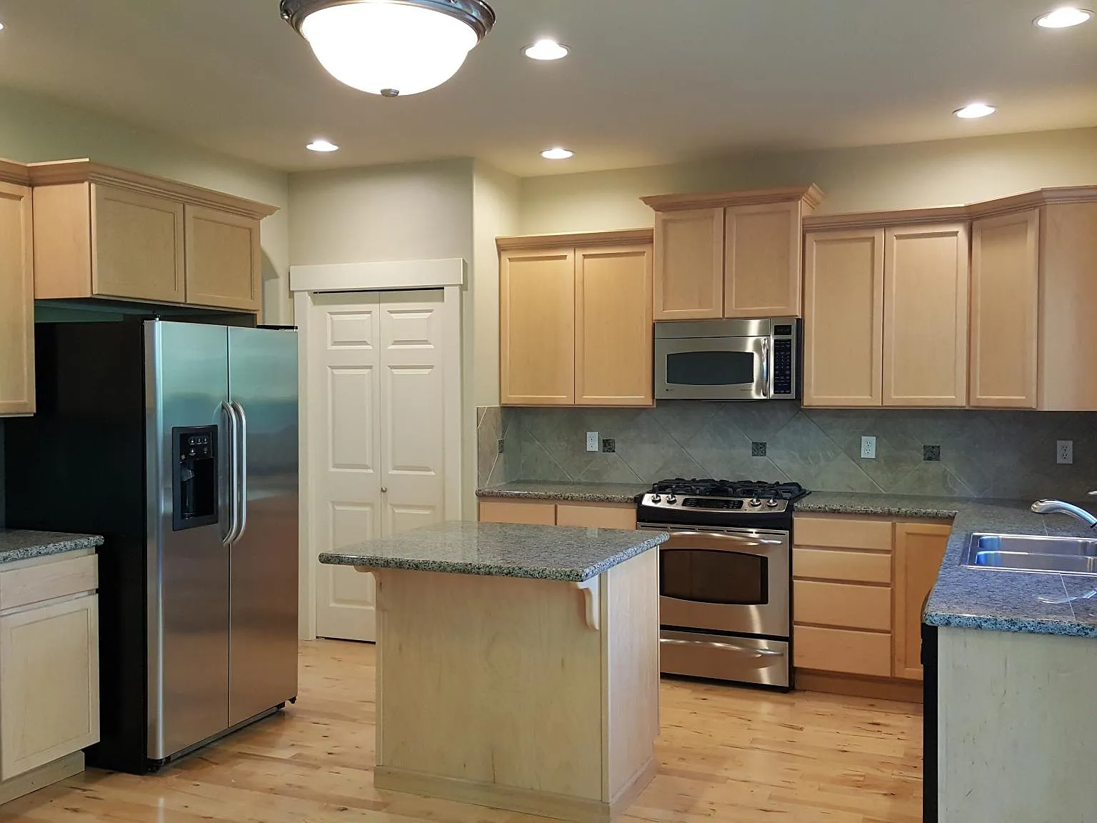 4 bed, 2.5 bath, 2382 sqft, $3,795 — Photo 3