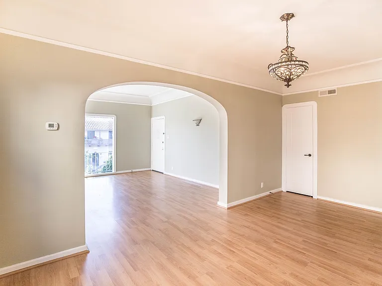 327 1/2 N Stanley Ave — Photo 3