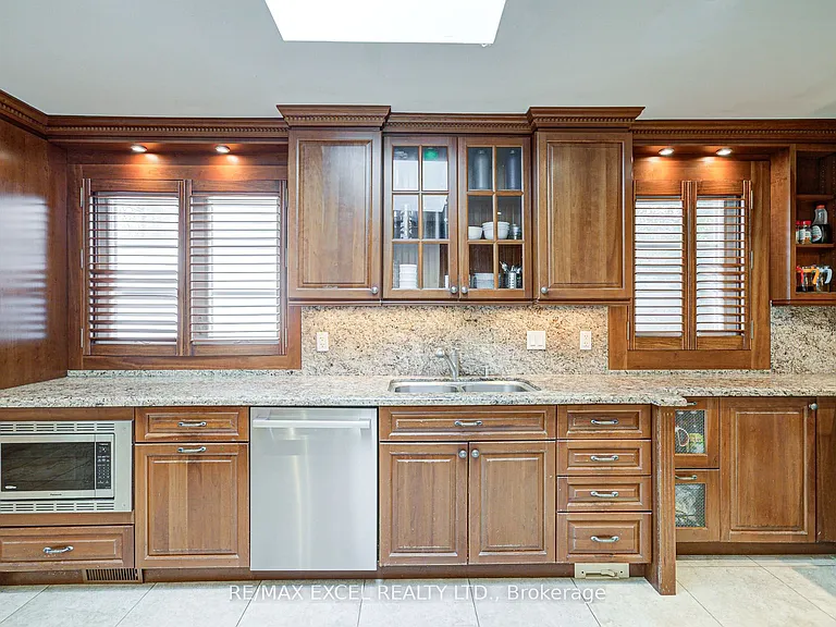 108 Babcombe Dr — Photo 37
