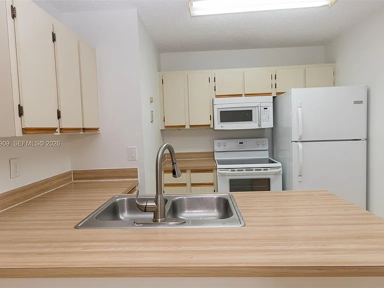 18304 NW 68th Ave #L — Photo 2