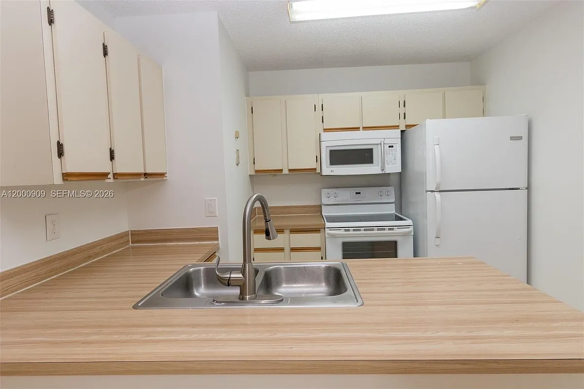 Building Photo - 18304 NW 68th Ave #L