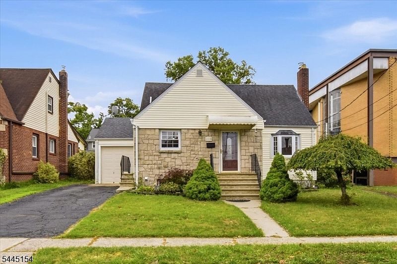 1st image of 208 Baldwin Ave