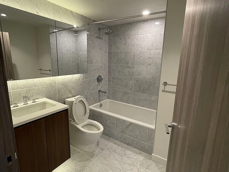 85 McMahon Dr #2215 — Photo 2