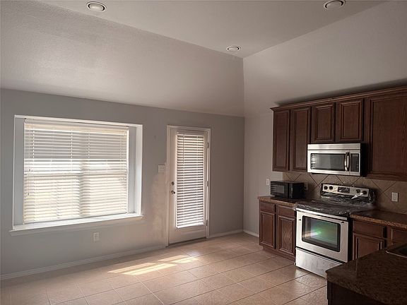 5th image of 705 Bamboo Dr