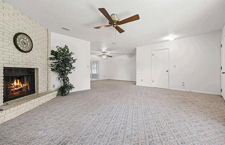 233 SE Sandia Way — Photo 3