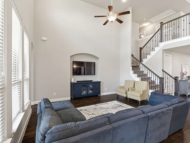 7452 Reverchon Dr — Photo 17
