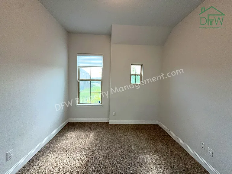 302 Julia Ln — Photo 24