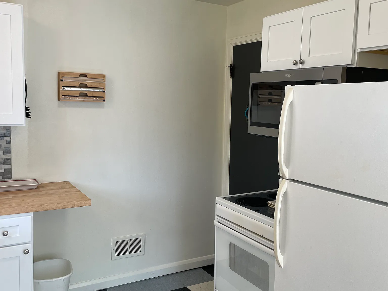 106 N Scott St — Photo 3