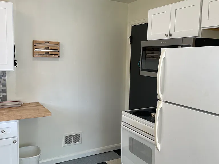 106 N Scott St — Photo 3