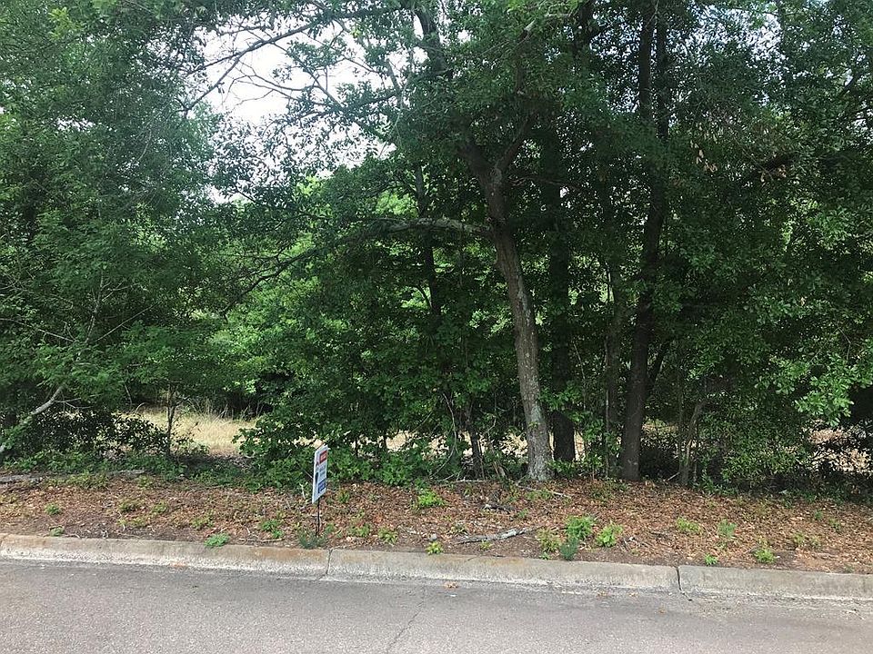2nd image of 2028 Lakeside Dr