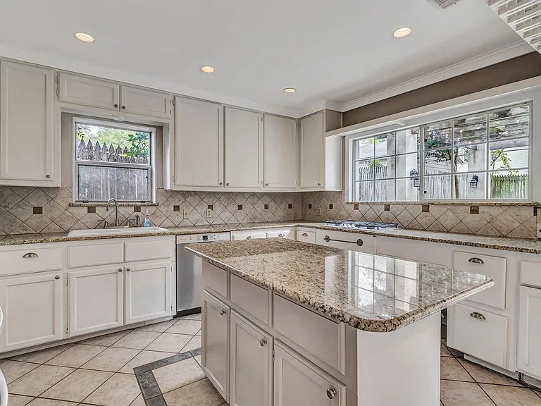 112 Cloverleaf Ave — Photo 22