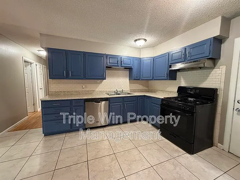 714 Undercliff Dr — Photo 10