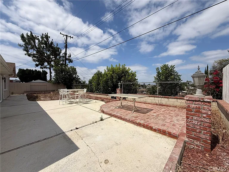 5621 Kenwood Ave — Photo 22