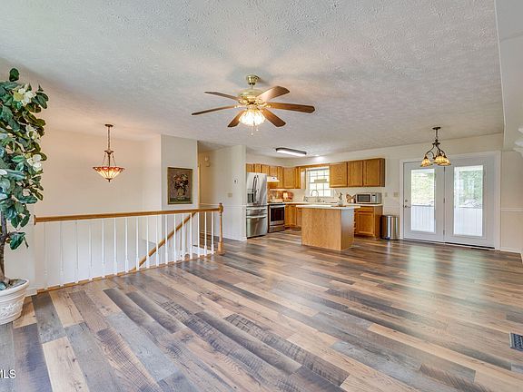 5th image of 202 Grandview St