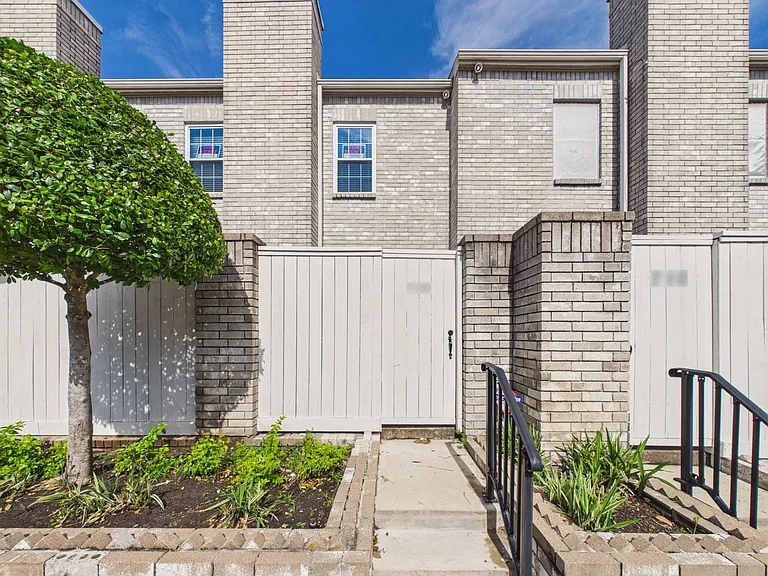 4001 Tanglewilde St #709 — Photo 23