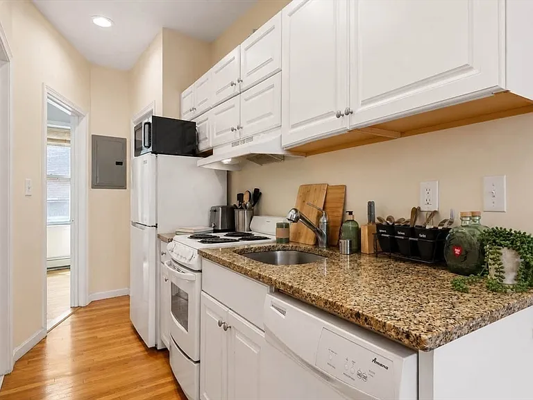 28 Phillips St #3 — Photo 4
