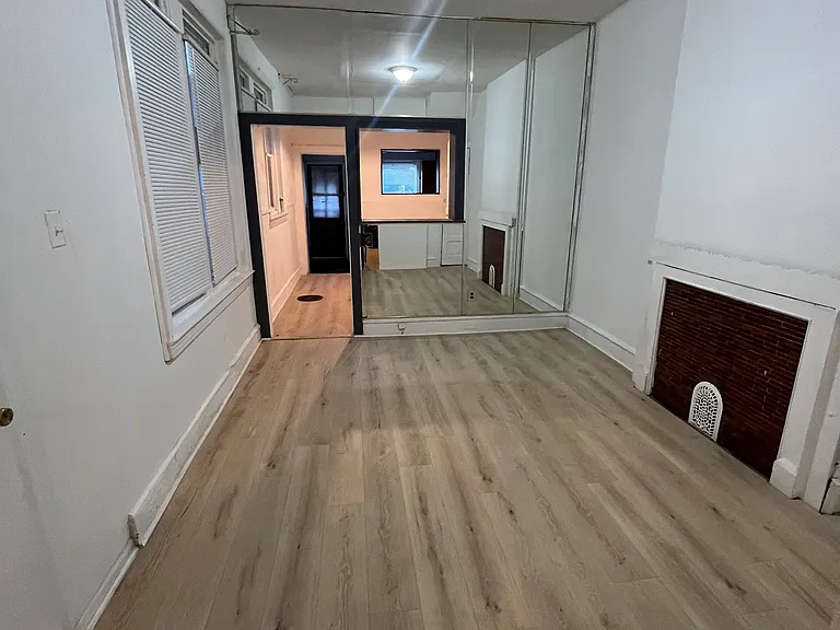 2419 W Hagert St — Photo 5