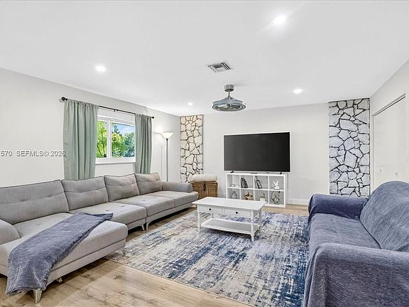 3rd image of 3211 Calle Largo Dr