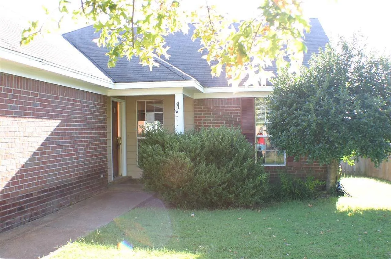 3 bed, 2.0 bath, 1181 sqft, $1,600 — Photo 2
