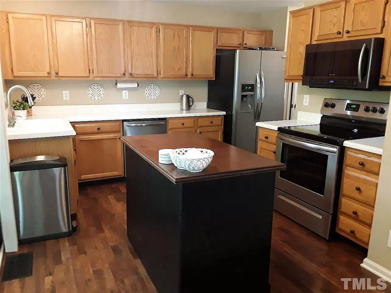 3 bed, 2.5 bath, 1618 sqft, $2,200 — Photo 2