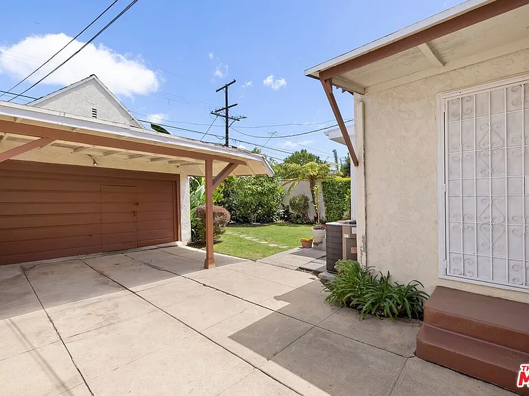 256 S La Peer Dr — Photo 15