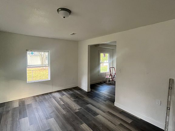 4th image of 496 E George St