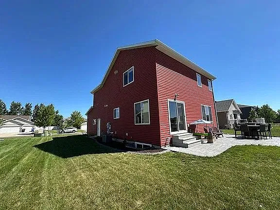 4 bed, 3.0 bath, 1929 sqft, $2,395 — Photo 4