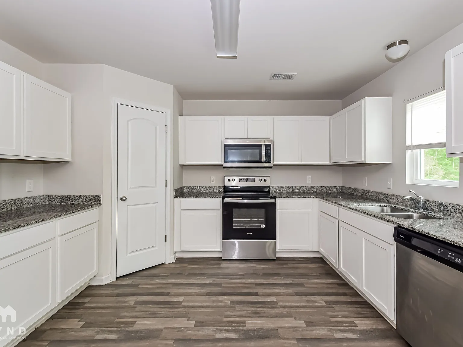 4 bed, 3.0 bath, 2009 sqft, $2,099 — Photo 3