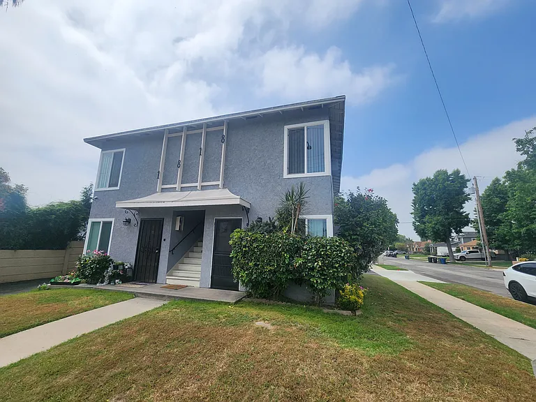 1818 W Victory Blvd #D — Photo 1