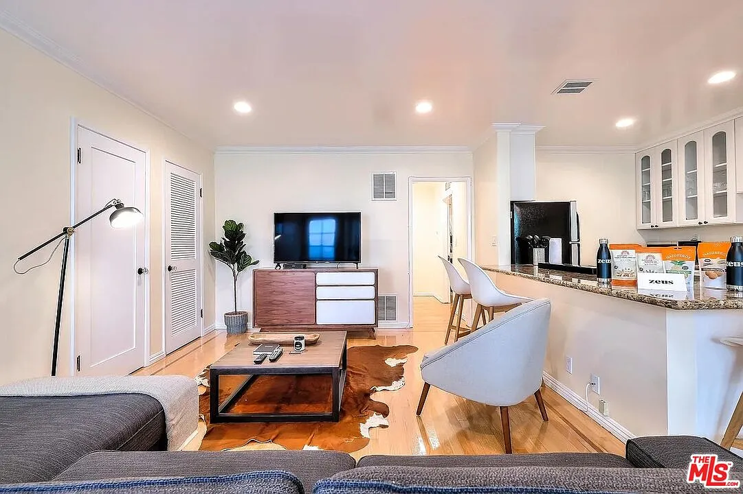 2 bed, 2.0 bath, 1400 sqft, $5,200 — Photo 2