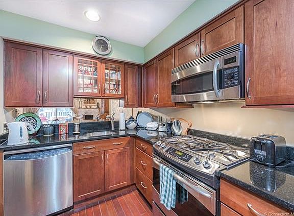 4th image of 12 Pequot Dr