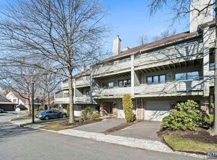94 Meadowview Ct, Leonia, NJ 07605