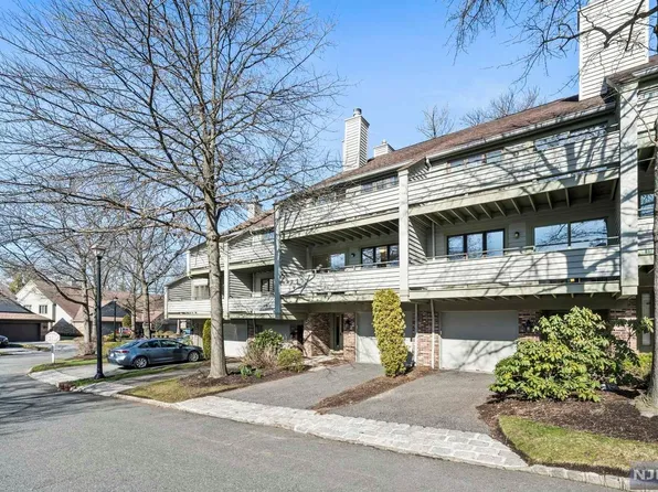 94 Meadowview Ct, Leonia, NJ 07605