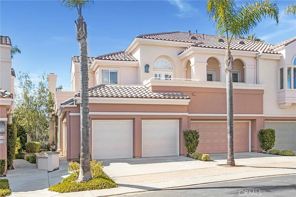 3 bed, 3.0 bath, 1903 sqft, $6,100 — Photo 2