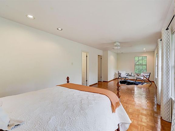 4th image of 805 Leonard St