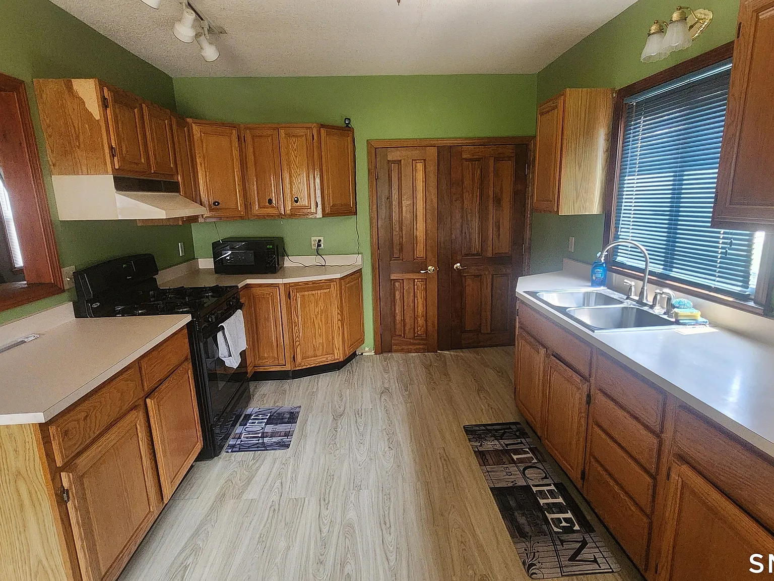 4 bed, 1.5 bath, 1848 sqft, $2,600 — Photo 2