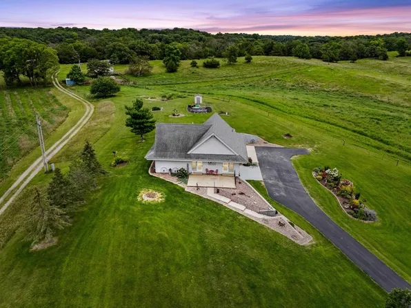 10227 74th St, Maquoketa, IA 52060