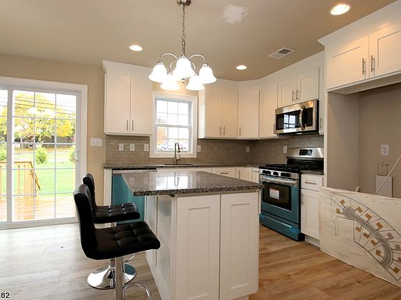 4th image of 526 Parkwood Ct