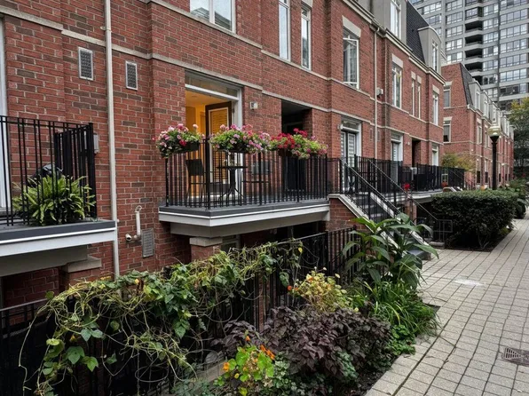 415 Jarvis St #211, Toronto, ON M4Y 3C1