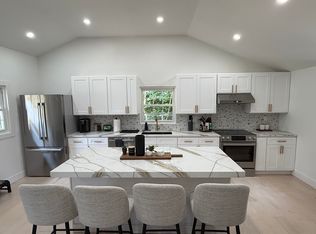 8 Hubbard Rd, North Branford, CT 06471