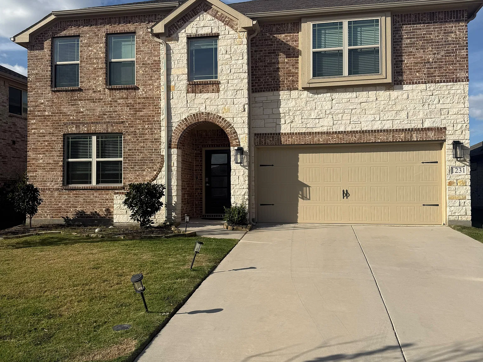 5 bed, 3.5 bath, 3056 sqft, $2,799 — Photo 3