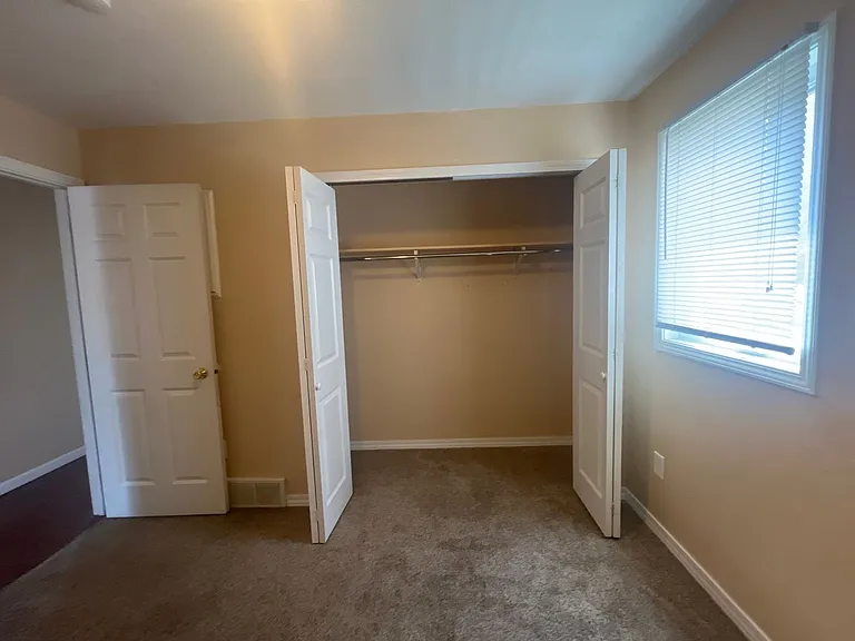 886 Wescott Sq — Photo 7
