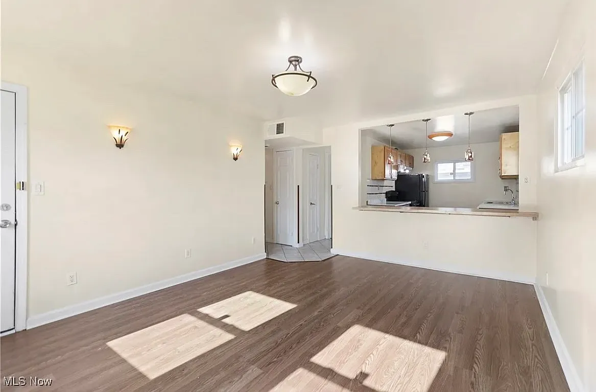 2 bed, 914 sqft, $1,350 — Photo 2