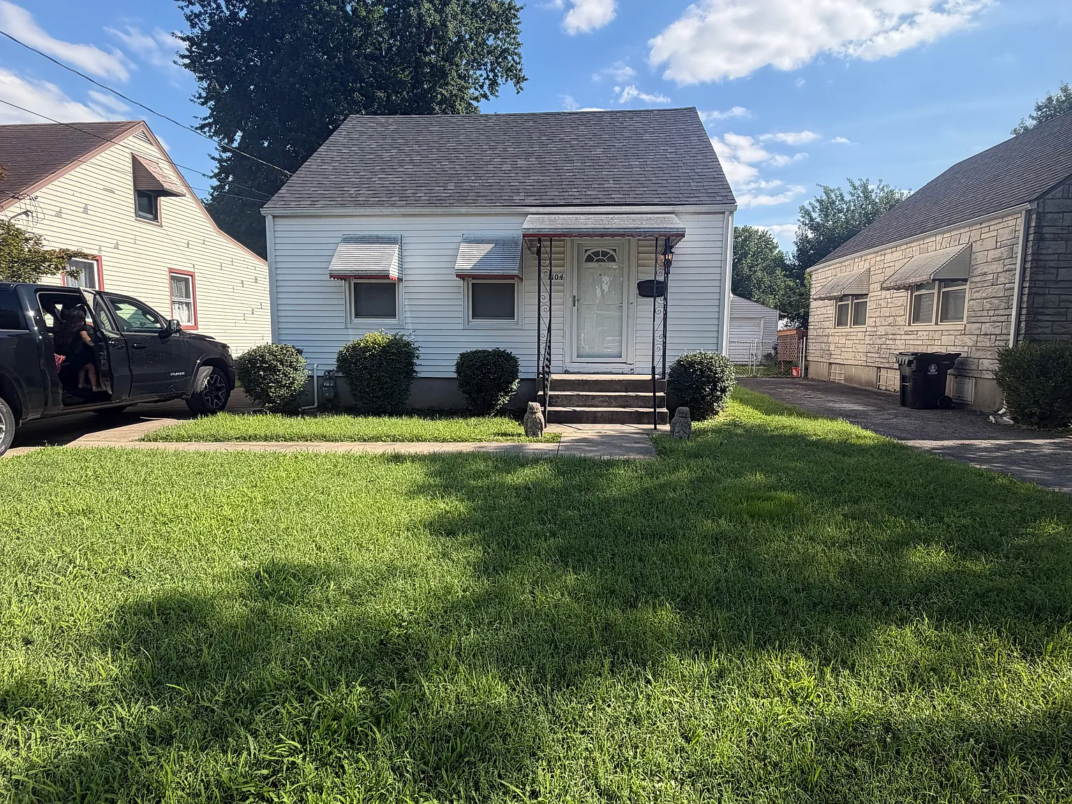 3 bed, 915 sqft, $1,450 — Photo 1