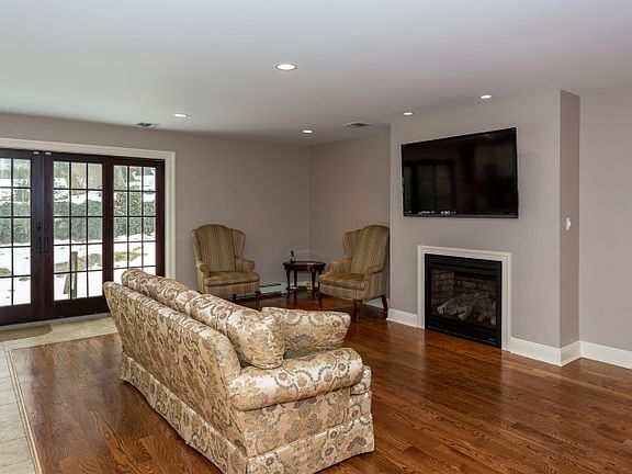 3rd image of 106 Hillwood Ln