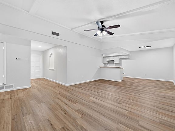 5th image of 2127 Versailles Dr