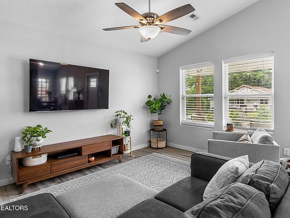 3rd image of 1016 Adams Ave