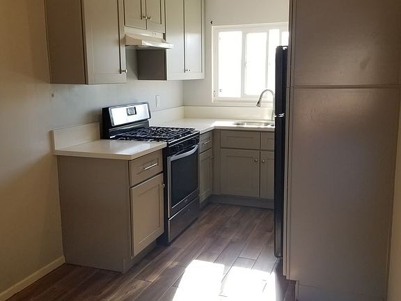 4th image of 7554 N Romaine St #8