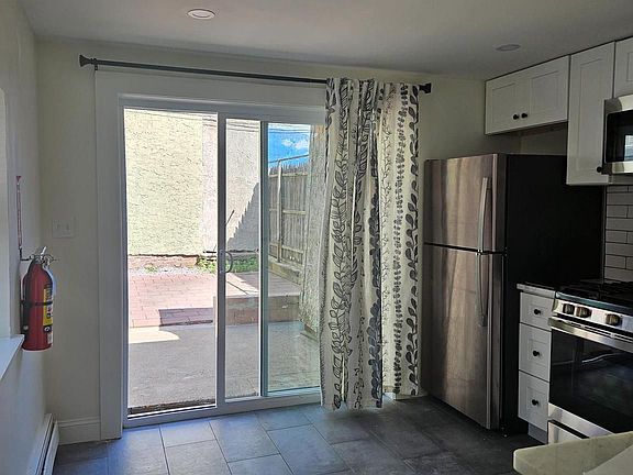 3rd image of 2952 Richmond St Floor 1