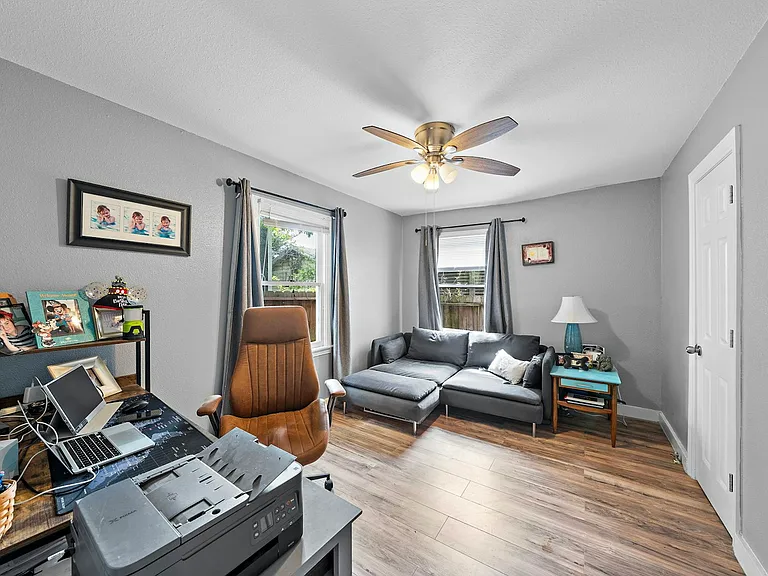 609 Sealy St #1 — Photo 6